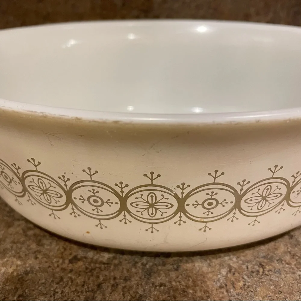 Pyrex Vintage Olive Medallion 043 1 1/2 Quart Bakeware